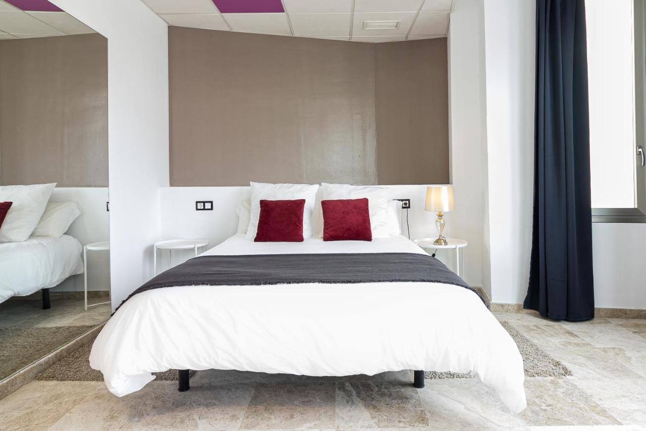 Saenz Suites Gallery By Bossh! Apartments مالقة المظهر الخارجي الصورة