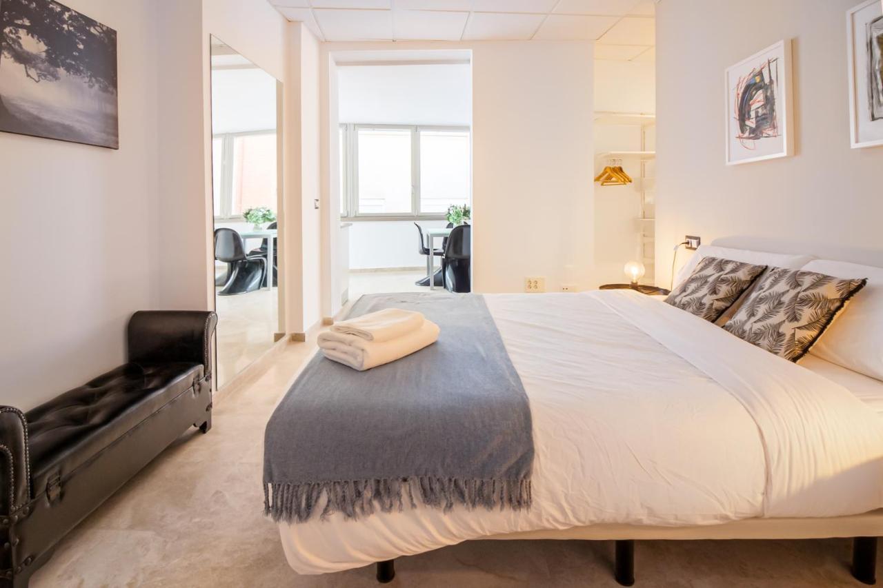 Saenz Suites Gallery By Bossh! Apartments مالقة المظهر الخارجي الصورة